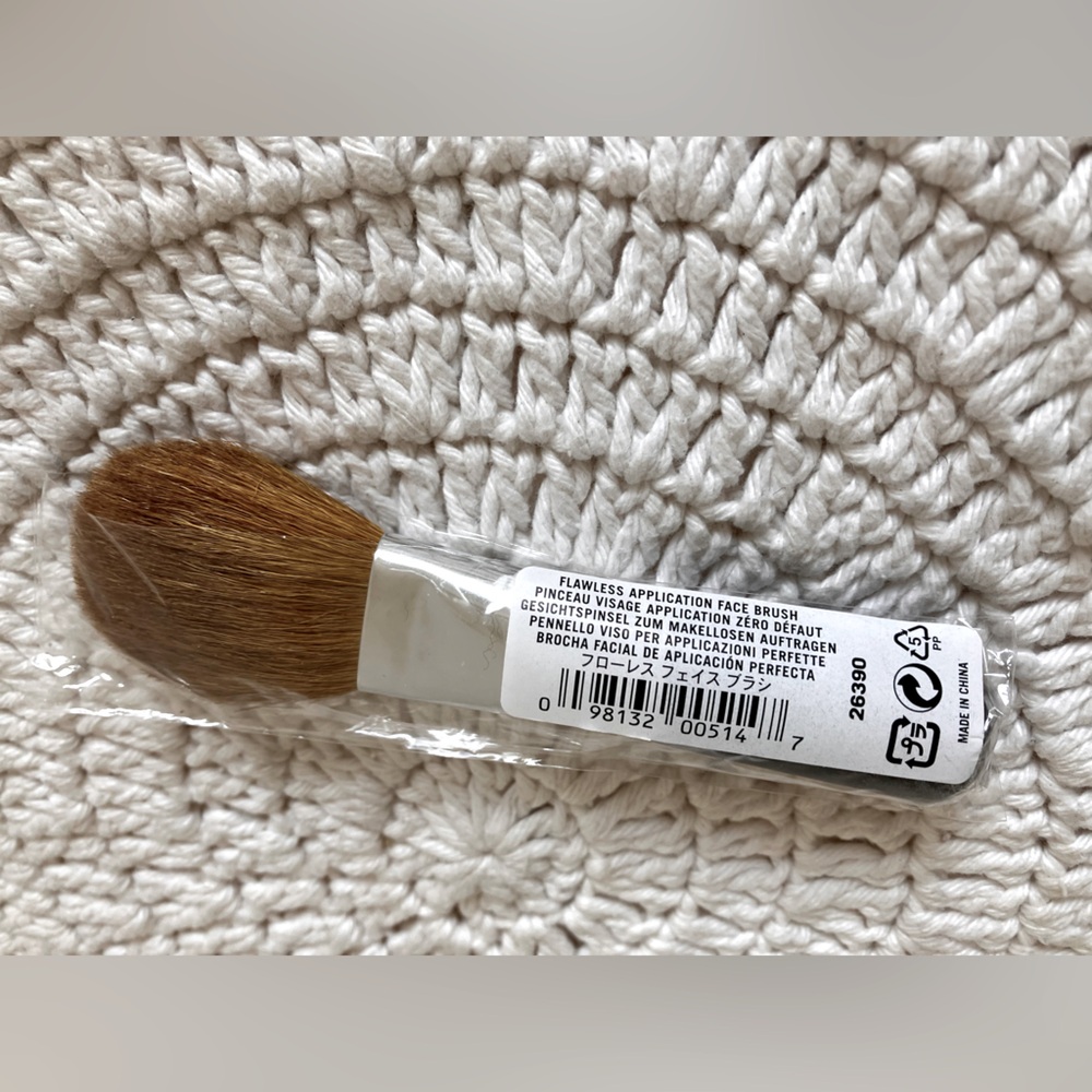 26390 Bare Minerals Flawless Application Face Brush new